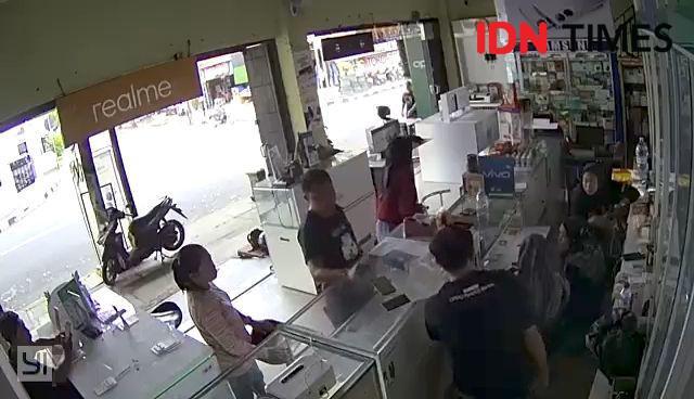 Rekaman CCTV saat pelaku minta diantar ke konter HP. IDN Times/ Istimewa.