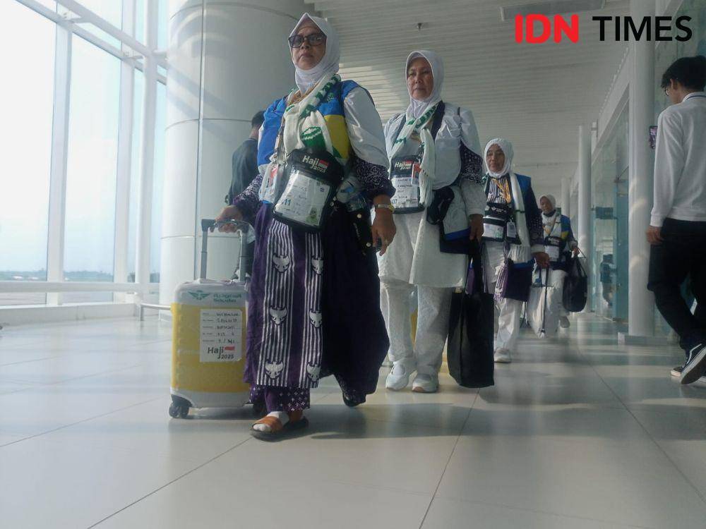 Inin Nastain/ Calhaj Majalengka menuju pesawat