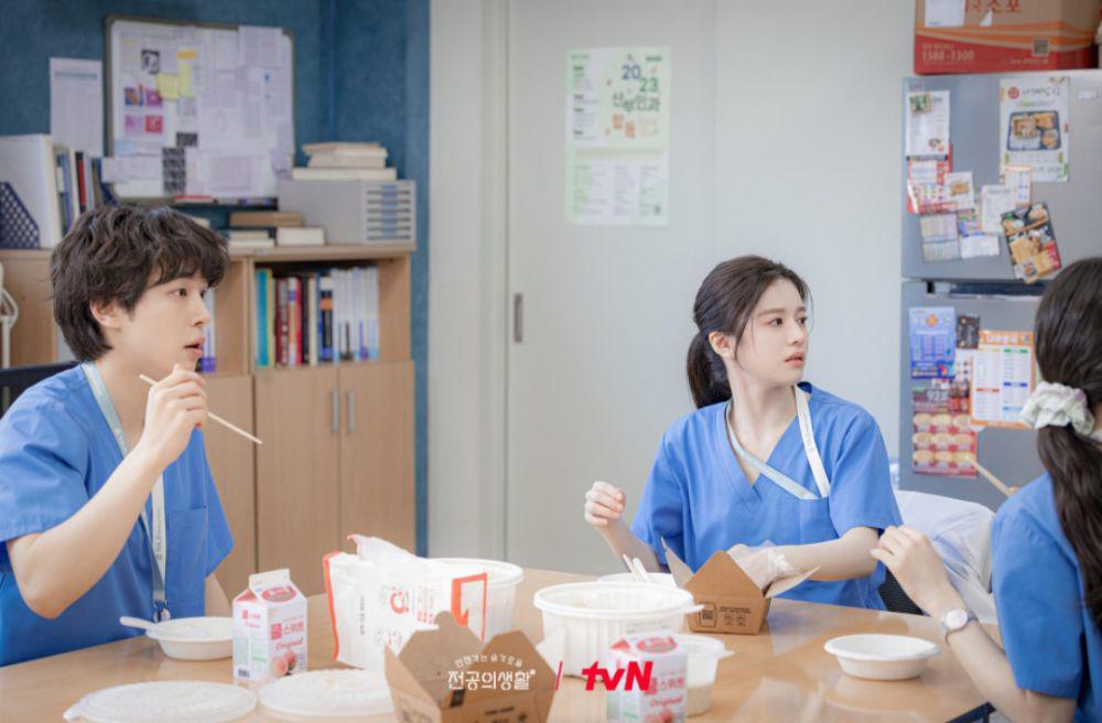 7 Arti 'Makan Bersama' Bagi Residen Tahun Pertama di Resident Playbook