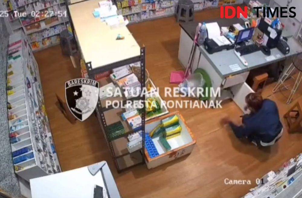 Pelaku pencurian di apotek Pontianak terekam CCTV. (IDN Times/istimewa).