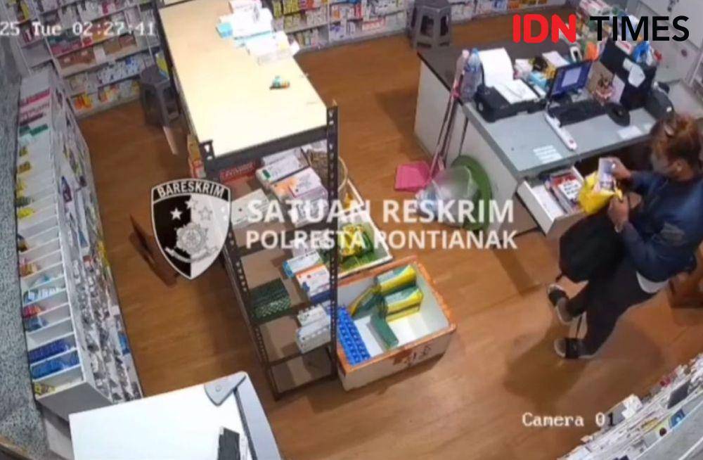 Maling di Pontianak gasak uang di Apotek Agung. (IDN Times/istimewa).