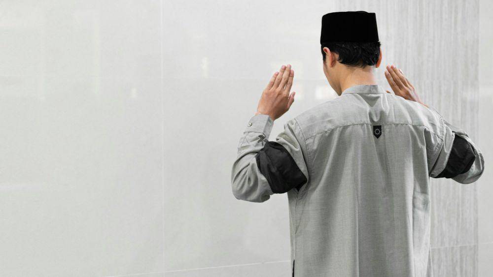 Foto seseorang sedang sholat (Unsplash.com/Masjid Pogung Dalangan)