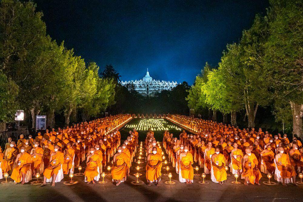 prosesi Meditasi dan Candle Light di Candi Borobudur (commons.wikimedia.org/Mamoxfwidayat)