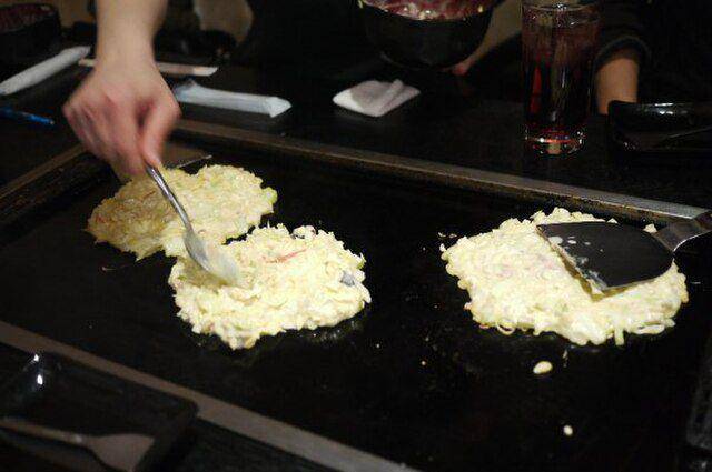 ilustrasi masak okonomiyaki (commons.wikimedia.org/Syced)