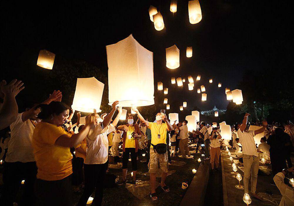 Festival Lampion Waisak di Candi Borobudur (commons.wikimedia.org/Rrinaldy)