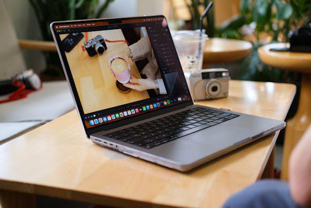Awas Diintip lewat Kamera Laptop! Ini 5 Cara Mengetahuinya