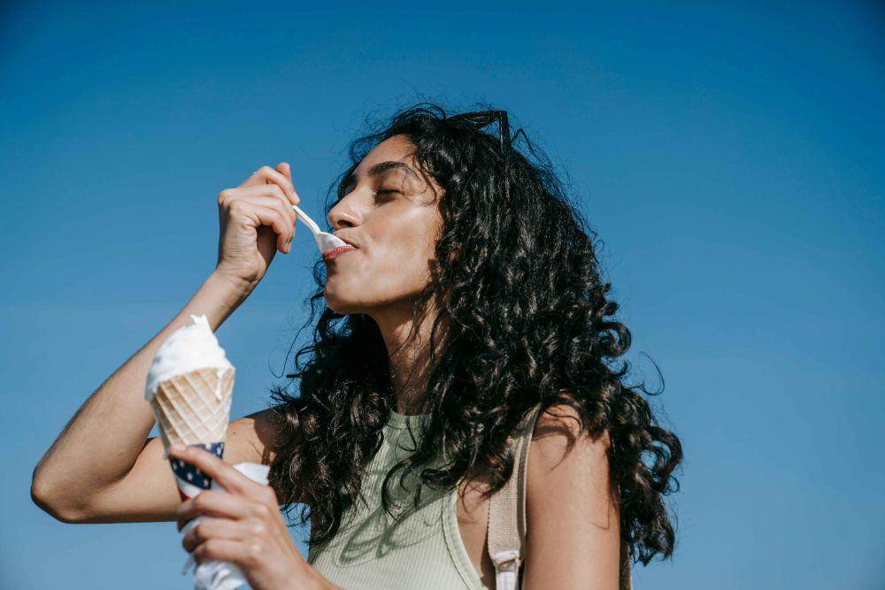 ilustrasi seseorang makan es krim (pexels.com/Katya Wolf)
