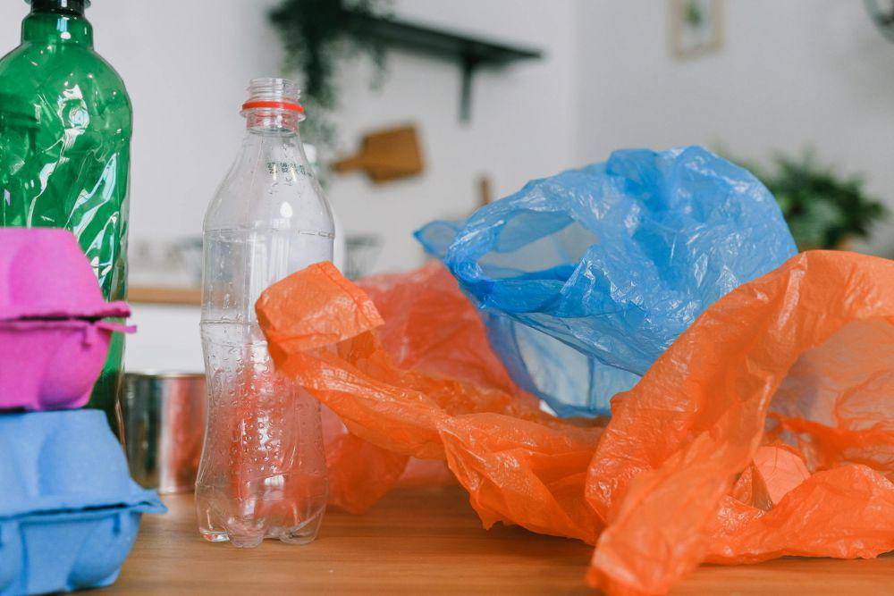 ilustrasi jenis plastik (pexels.com/SHVETS production)