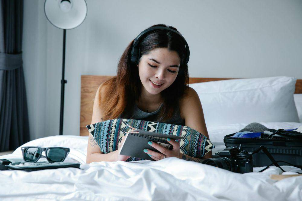 ilustrasi rehat di kamar (pexels.com/Timur Weber)