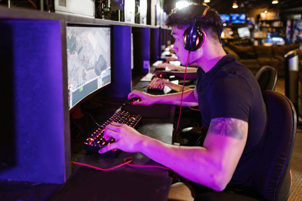 ilustrasi fokus bermain game (pexels.com/RDNE Stock Project)