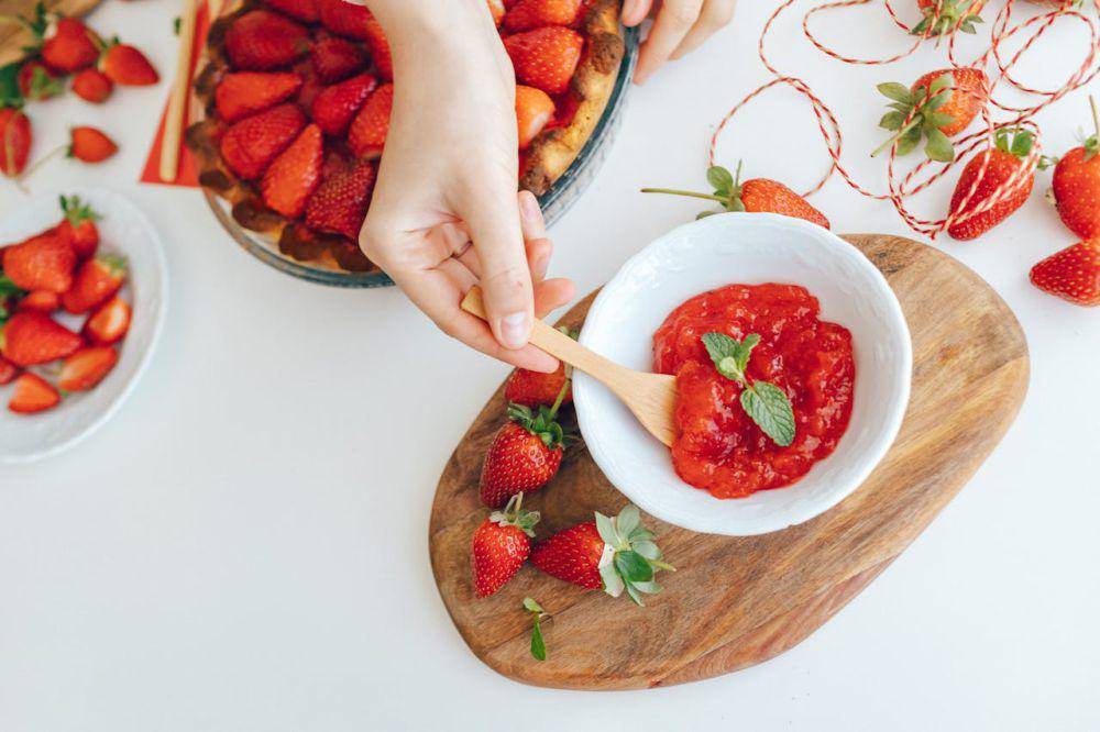 ilustrasi selai strawberry (pexels.com/ROMAN ODINTSOV)
