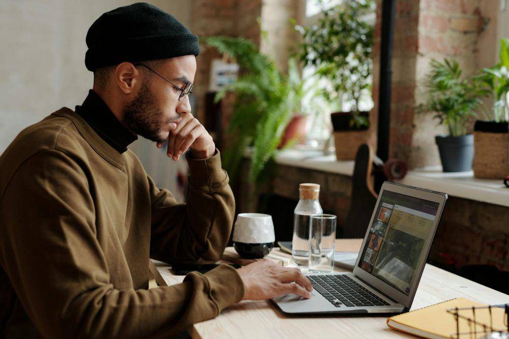 Freelancer bisa kerja kapan pun di mana pun (pexels.com/Tony Schnagl)
