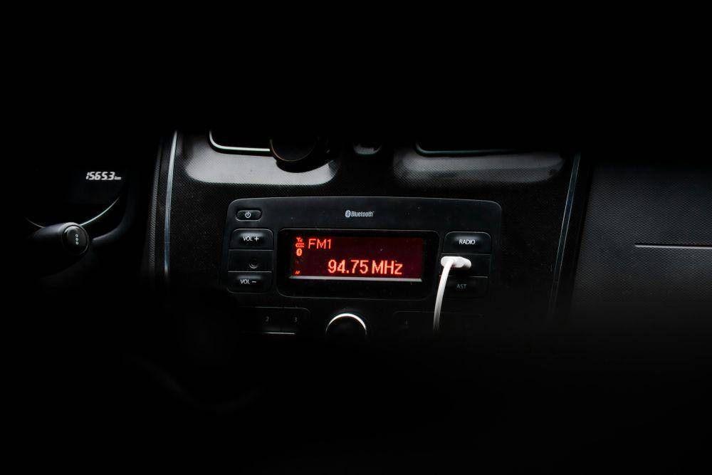 ilustrasi head unit single din (pexels.com/Abdulvahap Demir)