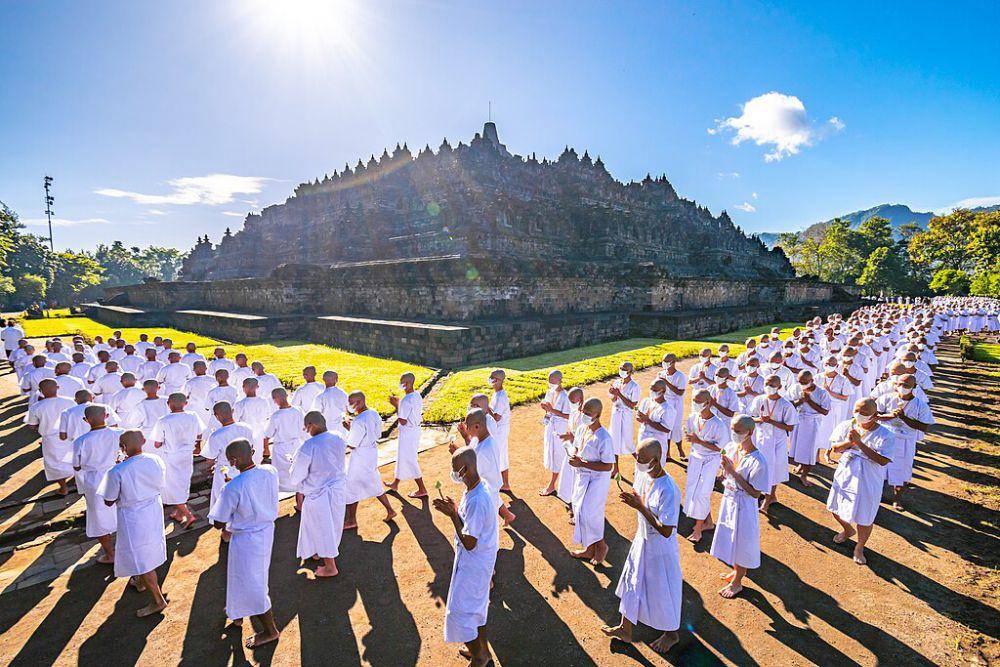 prosesi ritual pradagsina di Candi Borobudur (commons.wikimedia.org/Mamoxfwidayat)