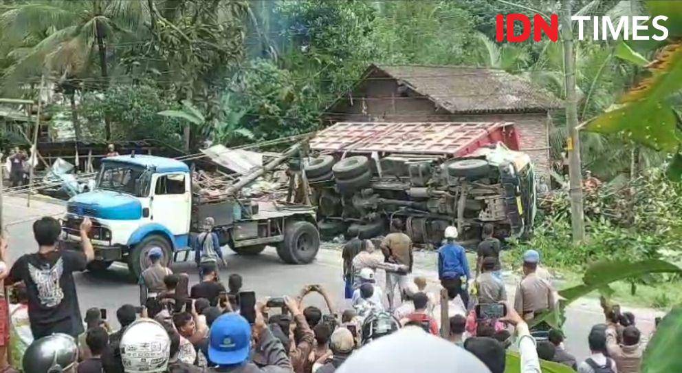 Nampak truk yang menimpa rombongan angkot hingga menewaskan 11 penumpang didalamnya saat sedang dievakuasi, Rabu (7/5/2025.(IDN Times/Cokie Sutrisno)