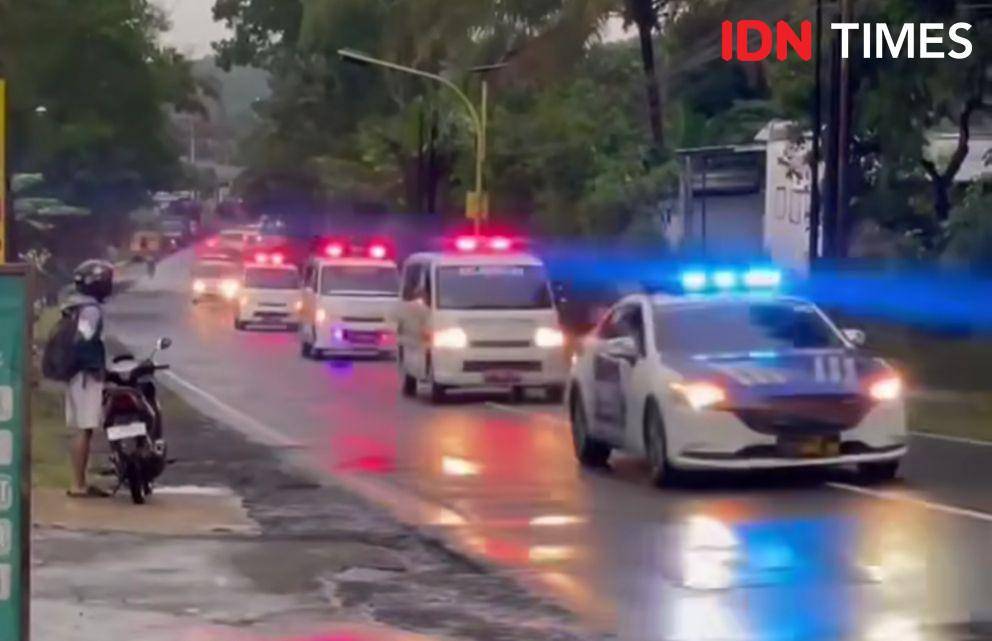 Iring iringan mobil ambulance jenazah dengan dikawal kepolisian menuju ruma duka di Magelang, Rabu (7/5/2025.(IDN Times/Cokie Sutrisno)