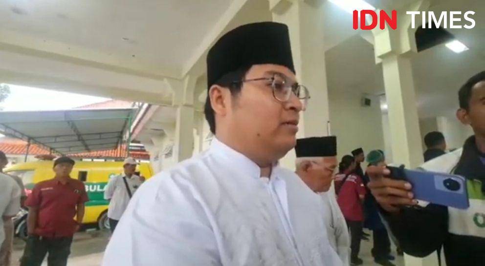 Gunawan Arditya, salah satu rekan korban dan guru di SD ITQ As Syafi'iyah yang turut melayat ke RSUD Tjitrowardojo, Rabu (7/5/2025).(IDN Times/Cokie Sutrisno)