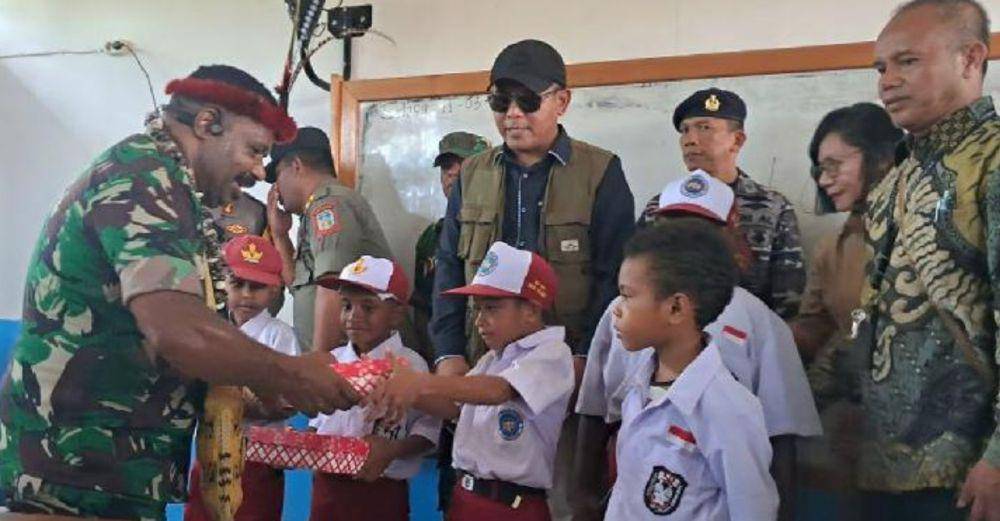 Staf Khusus Menhan Bidang Kedaulatan Negara Kesatuan Republik Indonesia (NKRI), Lenis Kogoya di Nabire pada Maret 2025. (ANTARA FOTO/Lintang Budiyanti)
