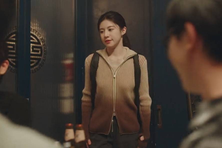 outfit Go Youn Jung di Resident Playbook (dok. tvN/Resident Playbook)