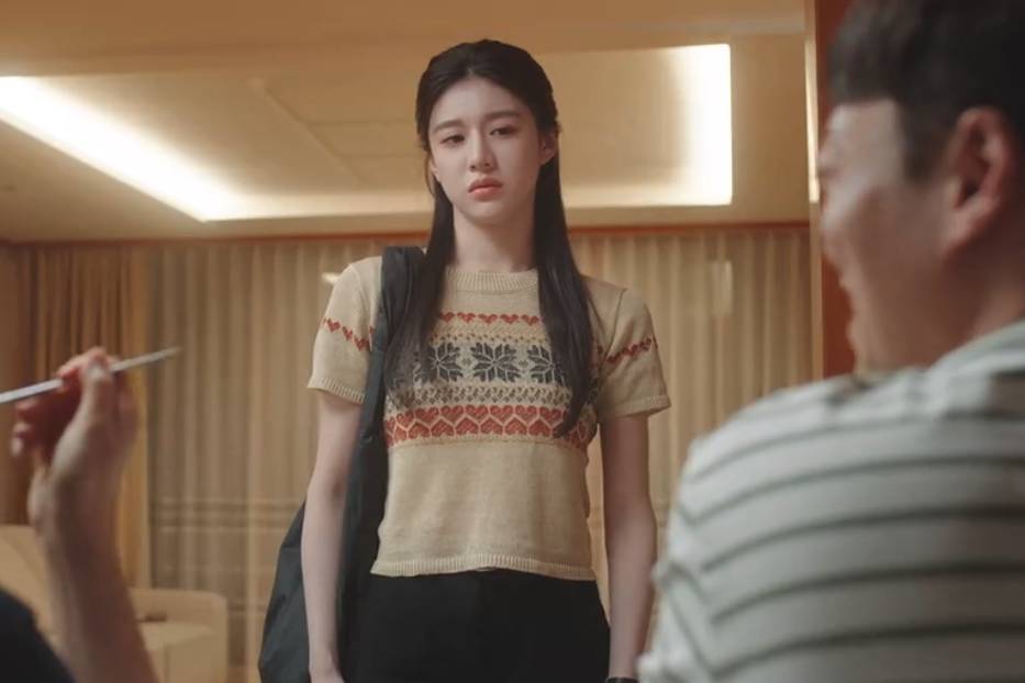 outfit Go Youn Jung di Resident Playbook (dok. tvN/Resident Playbook)