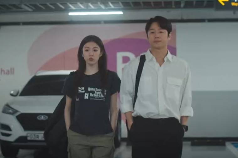 outfit Go Youn Jung di Resident Playbook (dok. tvN/Resident Playbook)