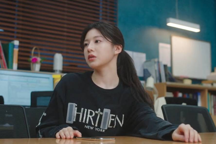 outfit Go Youn Jung di Resident Playbook (dok. tvN/Resident Playbook)