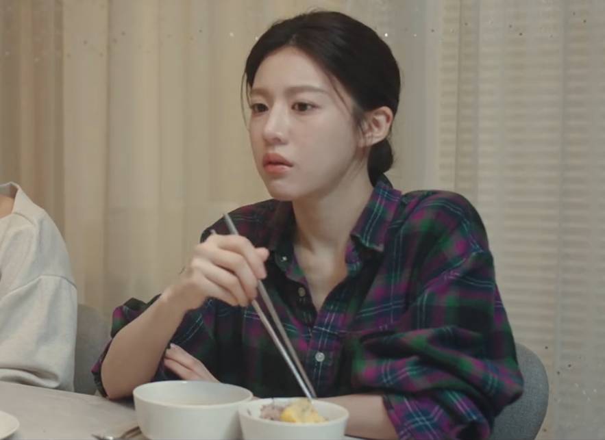 outfit Go Youn Jung di Resident Playbook (dok. tvN/Resident Playbook)