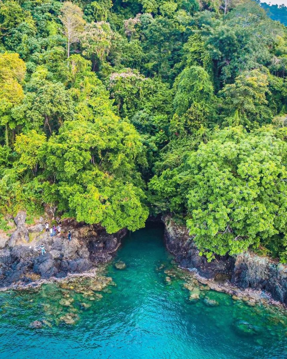 Jelajah Minangrua, Pantai Cantik dengan Green Canyon Alami