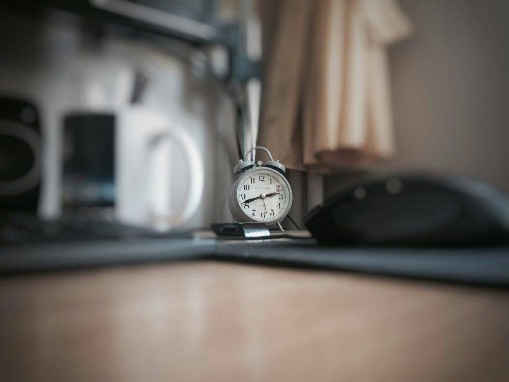 Foto Jam Weker abu-abu (Unsplash.com/Stainslaw Gregor)