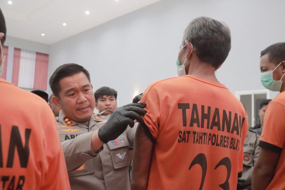 Kapolres Blitar, AKBP Arif Fazlurahman saat bersama tersangka pencabulan anak asuhnya. IDN Times/ istimewa