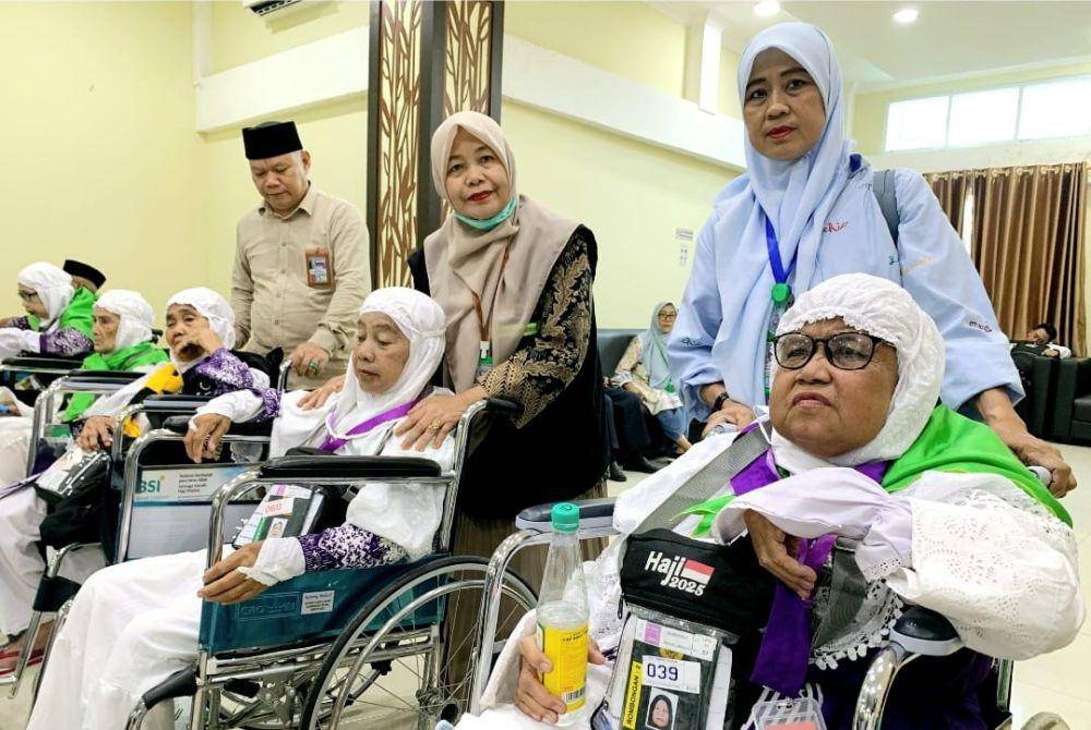 Sembilan anggota jemaah haji kloter 10 Embarkasi Makassar dibantu dengan kursi roda jelang pemberangkatan ke Tanah Suci, Rabu (7/5/2025). (Dok. Kemenag Sulsel)