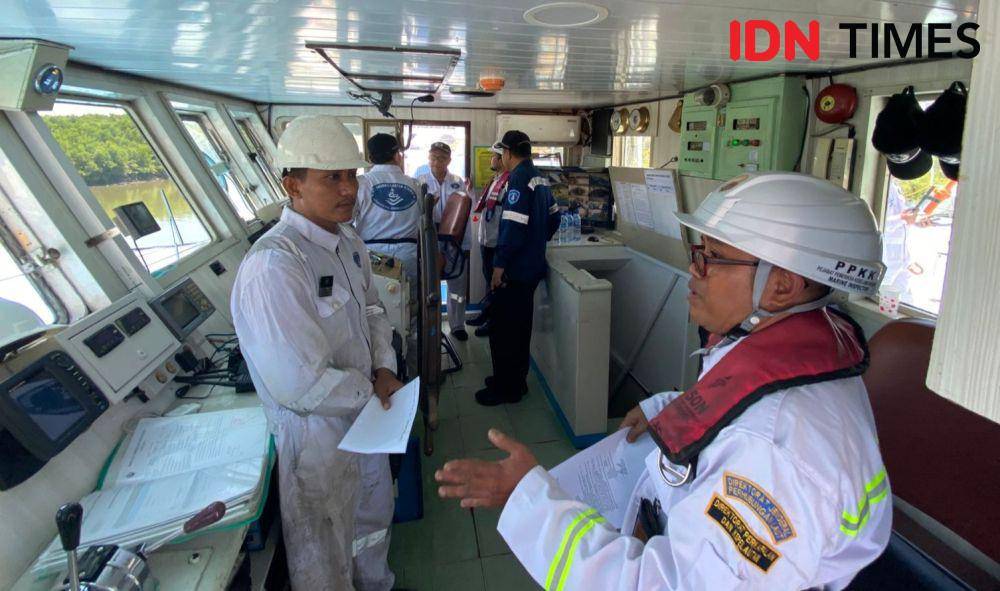 KSOP Kelas I Balikpapan menggelar ramp check massal pada seluruh armada yang melayani penyeberangan di Pelabuhan Karingau, paska insiden tenggelamnya KMP Muchlisa pada Senin (5/5/2025). (IDN Times/Erik Alfian)