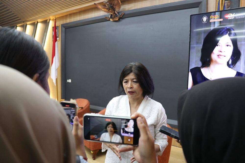 Pakar politik digital dan media sosial dari Universitas Carleton Kanada, Prof. Merlyna Lim mengisi kuliah umum kuliah umum internasional bertajuk “Social Media and Politics in Southeast Asia”, Departemen Ilmu Politik dan Ilmu Pemerintahan (DPIP), FISIP Universitas Diponegoro (Undip) Semarang, Rabu (7/5/2025). (dok. Fisip Undip)