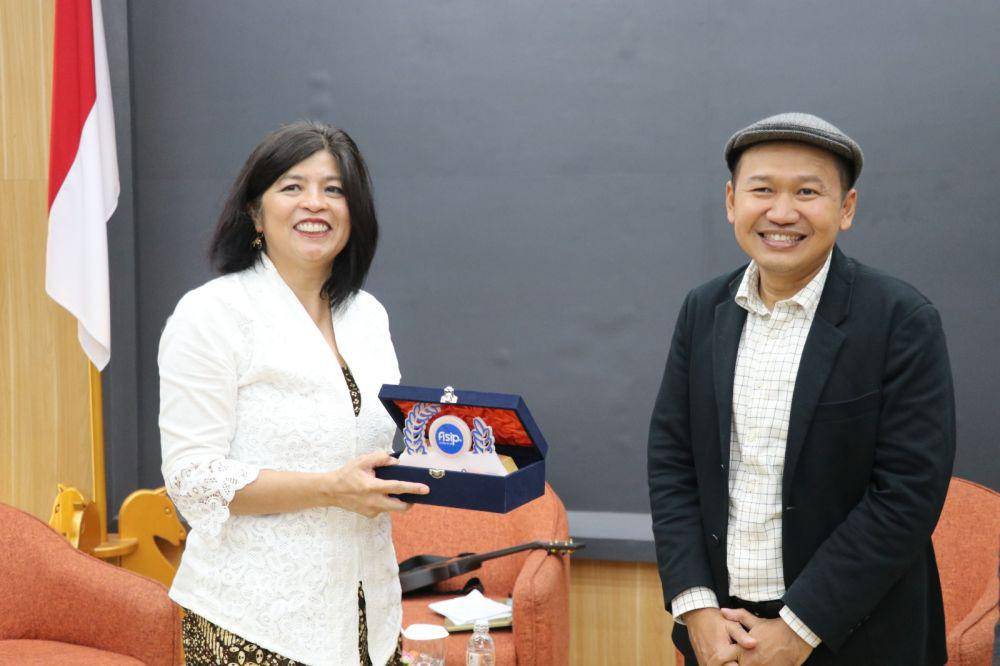 Pakar politik digital dan media sosial dari Universitas Carleton Kanada, Prof. Merlyna Lim mengisi kuliah umum kuliah umum internasional bertajuk “Social Media and Politics in Southeast Asia”, Departemen Ilmu Politik dan Ilmu Pemerintahan (DPIP), FISIP Universitas Diponegoro (Undip) Semarang, Rabu (7/5/2025). (dok. Fisip Undip)