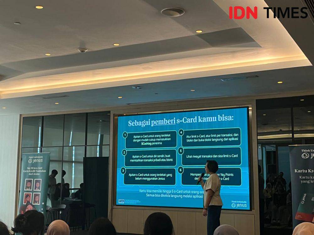Jenius Business Stream Head SMBC Indonesia, Anita Ekasari saat meluncurkan inovasi Kartu Kredit Tambahan Jenius (s-Card). (IDN Times/Triyan).