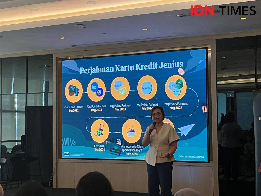 Jenius Business Stream Head SMBC Indonesia, Anita Ekasari saat meluncurkan inovasi Kartu Kredit Tambahan Jenius (s-Card). (IDN Times/Triyan).