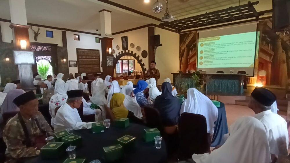 Calon Jemaah Haji Tulungagung saat ikuti manasik haji. IDN Times/ Bramanta Pamungkas