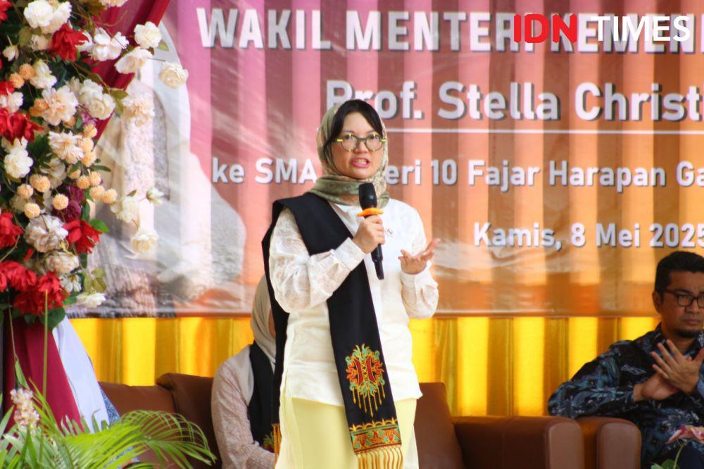 Sikap Kemendikti Usai AS Bekukan Sementara Wawancara Visa Pelajar