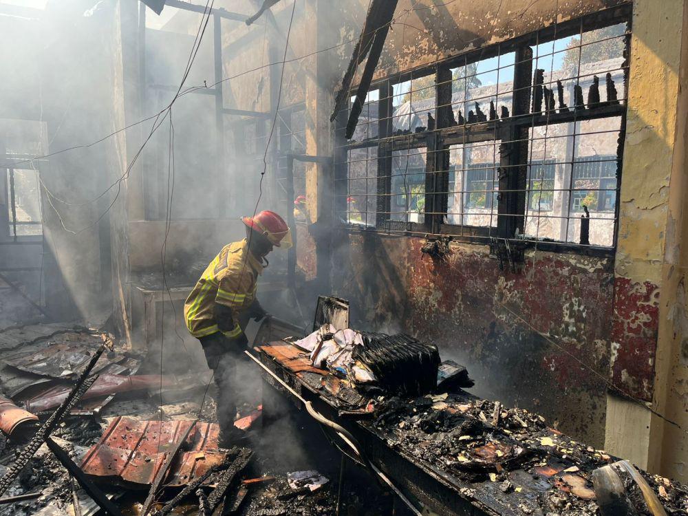 Kebakaran menghanguskan lima ruangan di SMKN 5 Balikpapan, Kelurahan Lamaru, Balikpapan Timur, Kamis (8/5/2025). (Dok. Istimewa)
