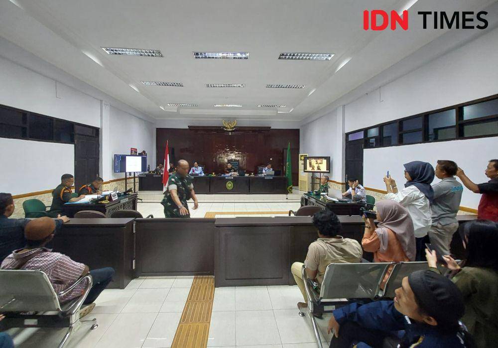 Suasana persidangan kasus pembunuhan berencana oleh Kelasi Satu Jumran di Pengadilan Militer Banjarmasin, di Banjarbaru, Kamis (8/5/2025). (Hendra Lianor/IDN Times)