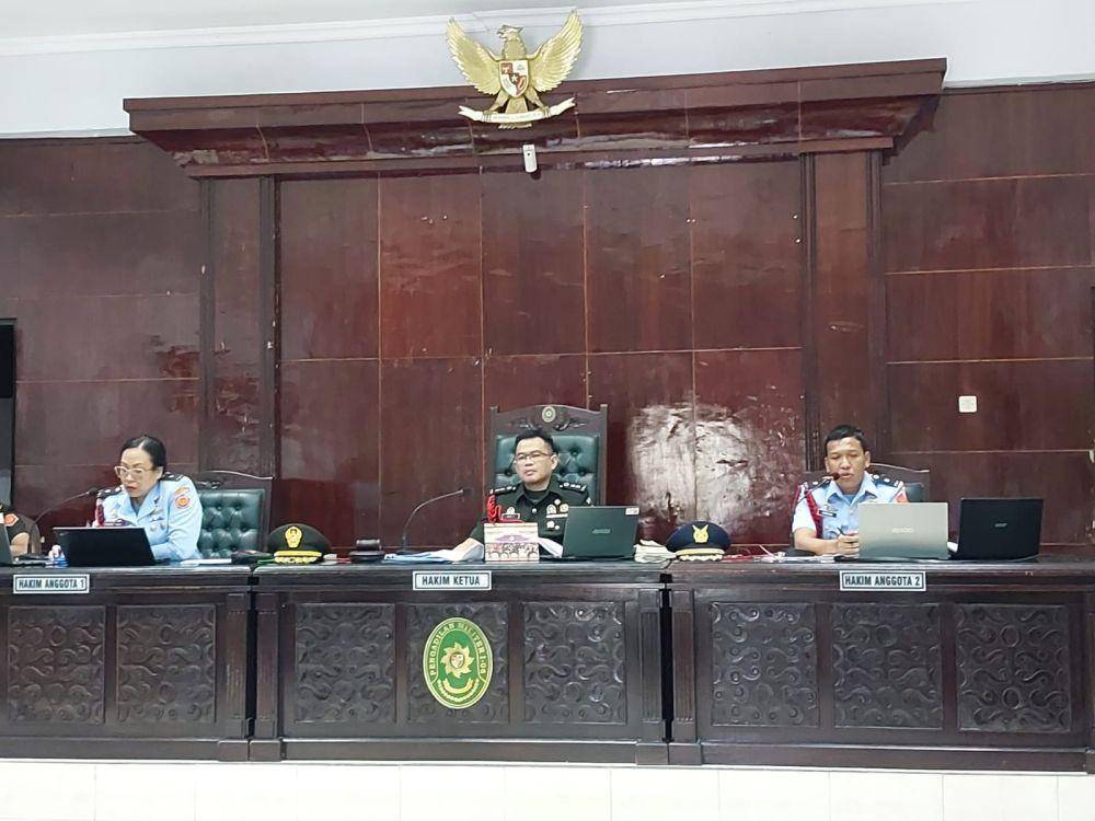 Majelis hakim Pengadilan Militer Banjarmasin yang menyidang terdakwa pembunuhan berencana oleg Kelasi Satu Jumran. (Hendra Lianor/IDN Times)