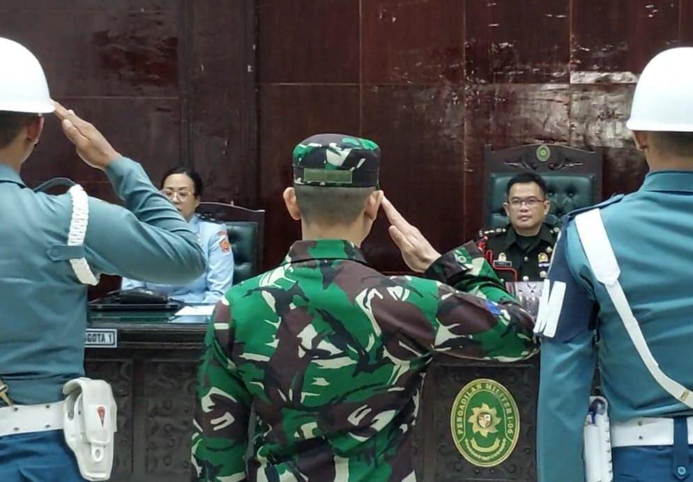 Terdakwa pembunuhan berencana, Jumran (tengah), saat dikawal hendak keluar usai persidangan, Kamis (8/5/2025). (Hendra Lianor/IDN Times)