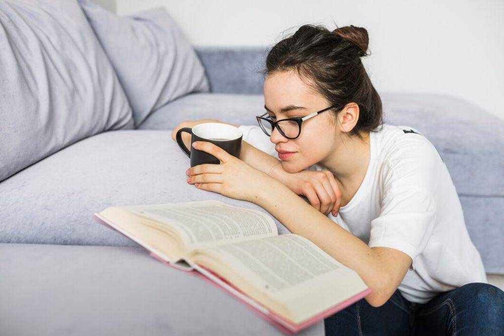 Ilustrasi baca buku (freepik.com/freepik)