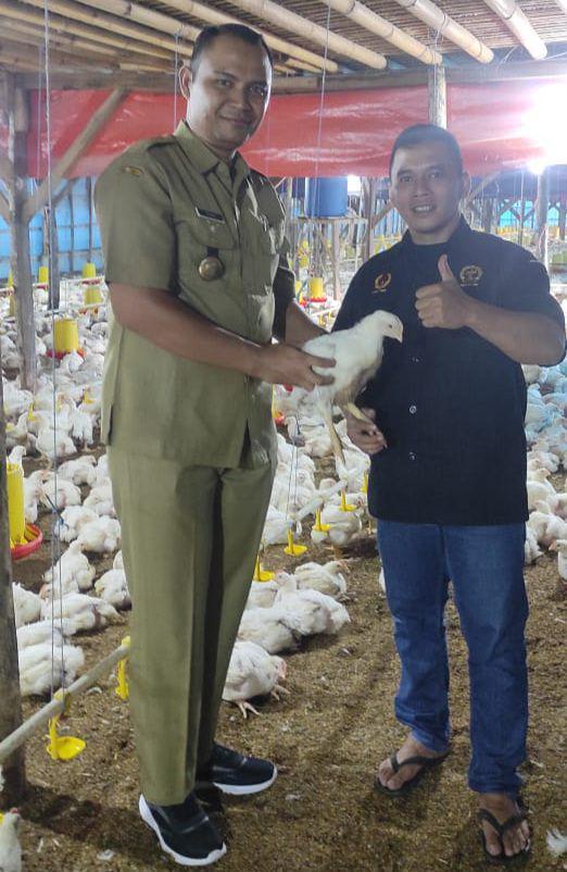 Kades Mendalanwangi (kiri) saat mengajak Ketua PBFI Kabupaten Malang datang ke peternakan ayam miliknya. (IDN Times /Istimewa)