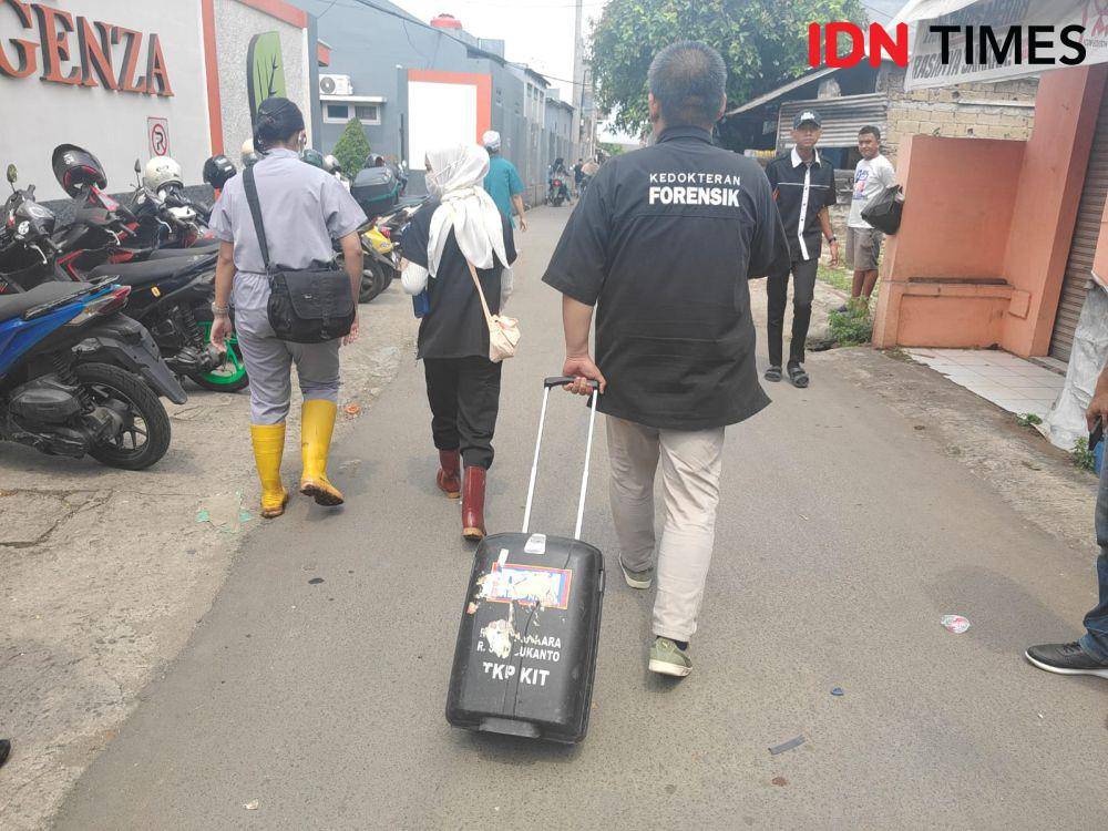 Tim kedokteran forensik membawa beberapa sampel organ korban. (IDN Times/Imam Faishal)