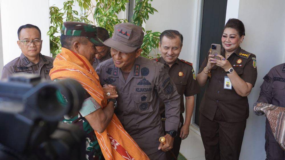 Kepala Kejati NTT, Zet Tadung Allo, (kanan) dan Danrem 161/Wirasakti, Brigjen TNI Joao Barreto Nunes (kiri). (Dok Kejati NTT)
