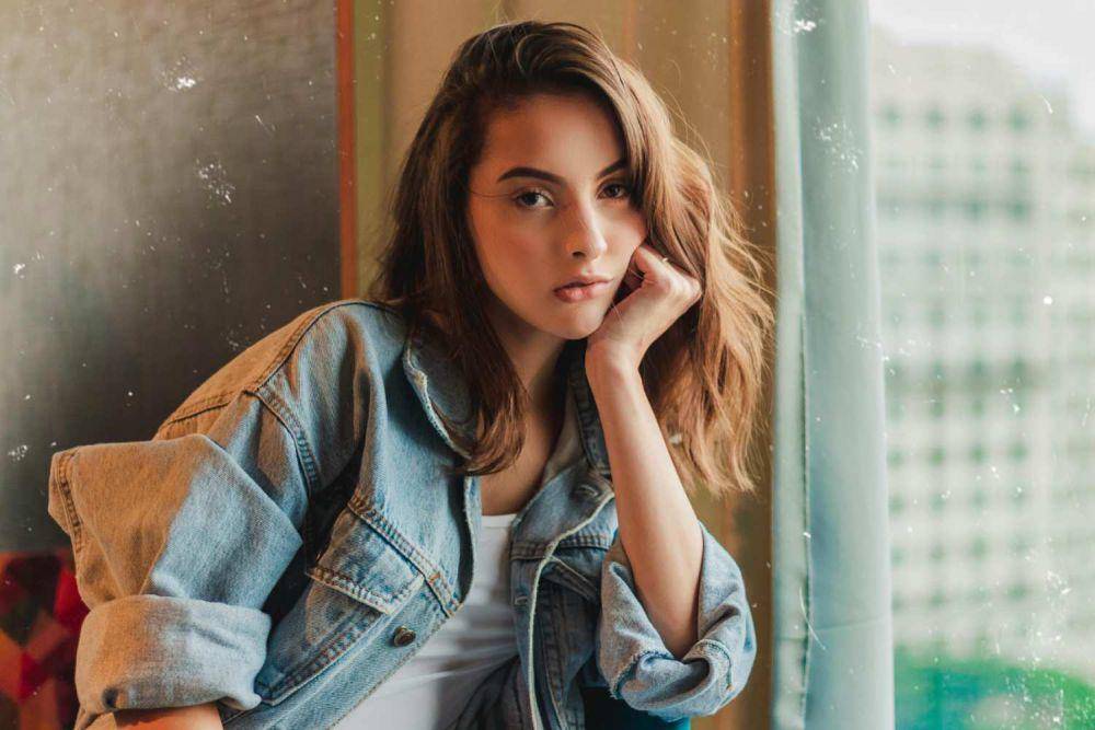 Seorang wanita duduk (pexels.com/Marcelo Chagas)