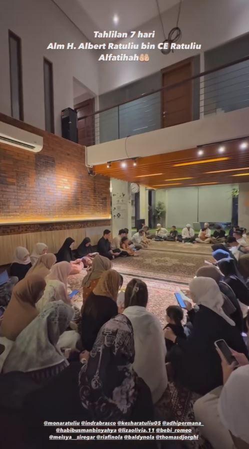 tahlilan ayah Mona Ratuliu (Instagram.com/farahcarpetsofficial)