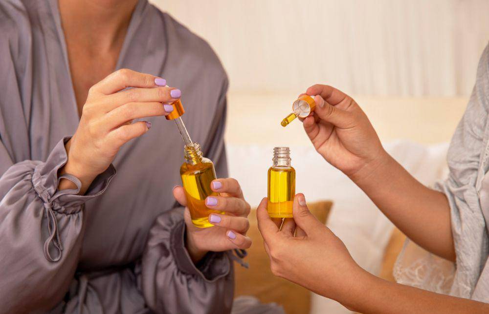 Ilustrasi menggunakan skincare (freepik.com/freepik)