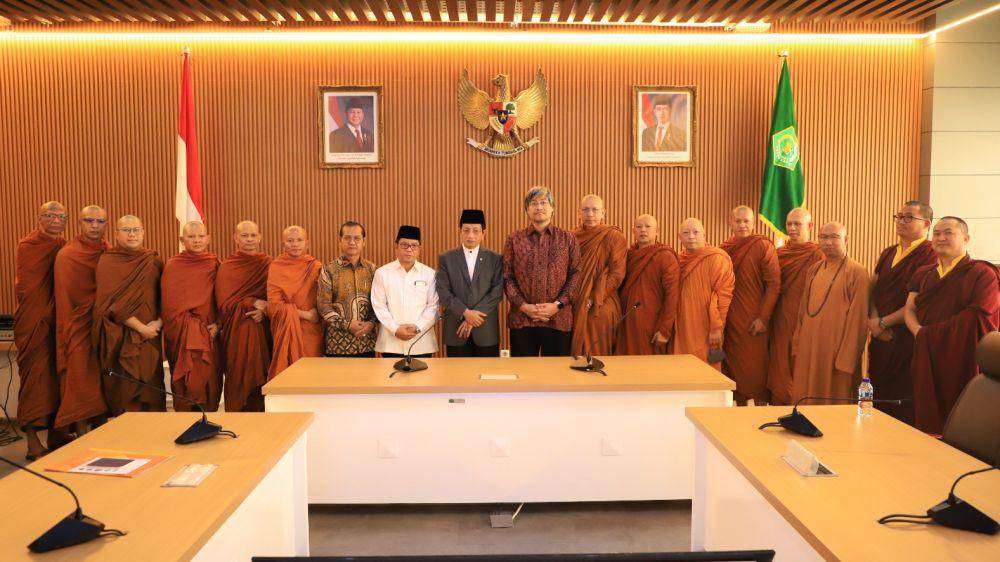 Menag Nasaruddin Umar saat beraudiensi dengan Panitia Waisak 2025 (dok. kemenag.go.id)